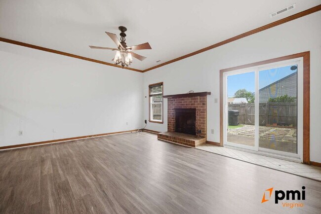 Building Photo - UPDATED 3 BEDROOM 2.5 BATH, FENCED YARD PETS ALLOWED