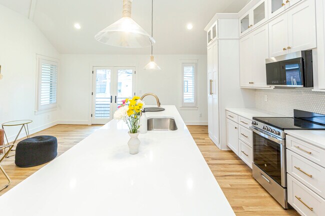 Primary Photo - 2213 Belmont Blvd