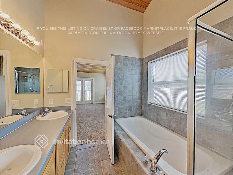 Building Photo - 10613 Lakeshore Dr