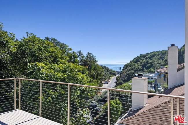 Building Photo - 3843 Rambla Pacifico St