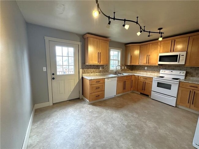 Building Photo - 1 S 6th St