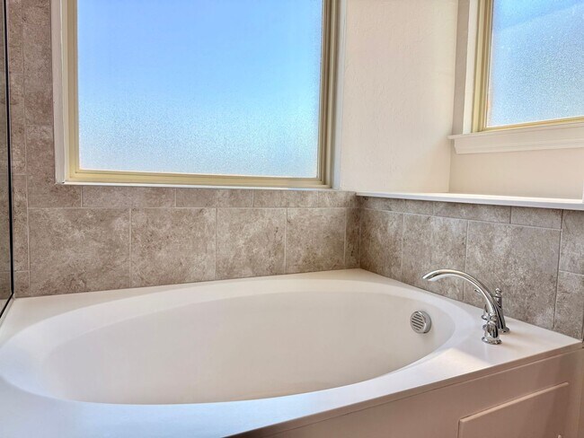 Building Photo - Beautiful 4 Bed 2 Bath in Mustang Schools