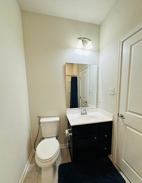 Building Photo - 325 Helenium Dr