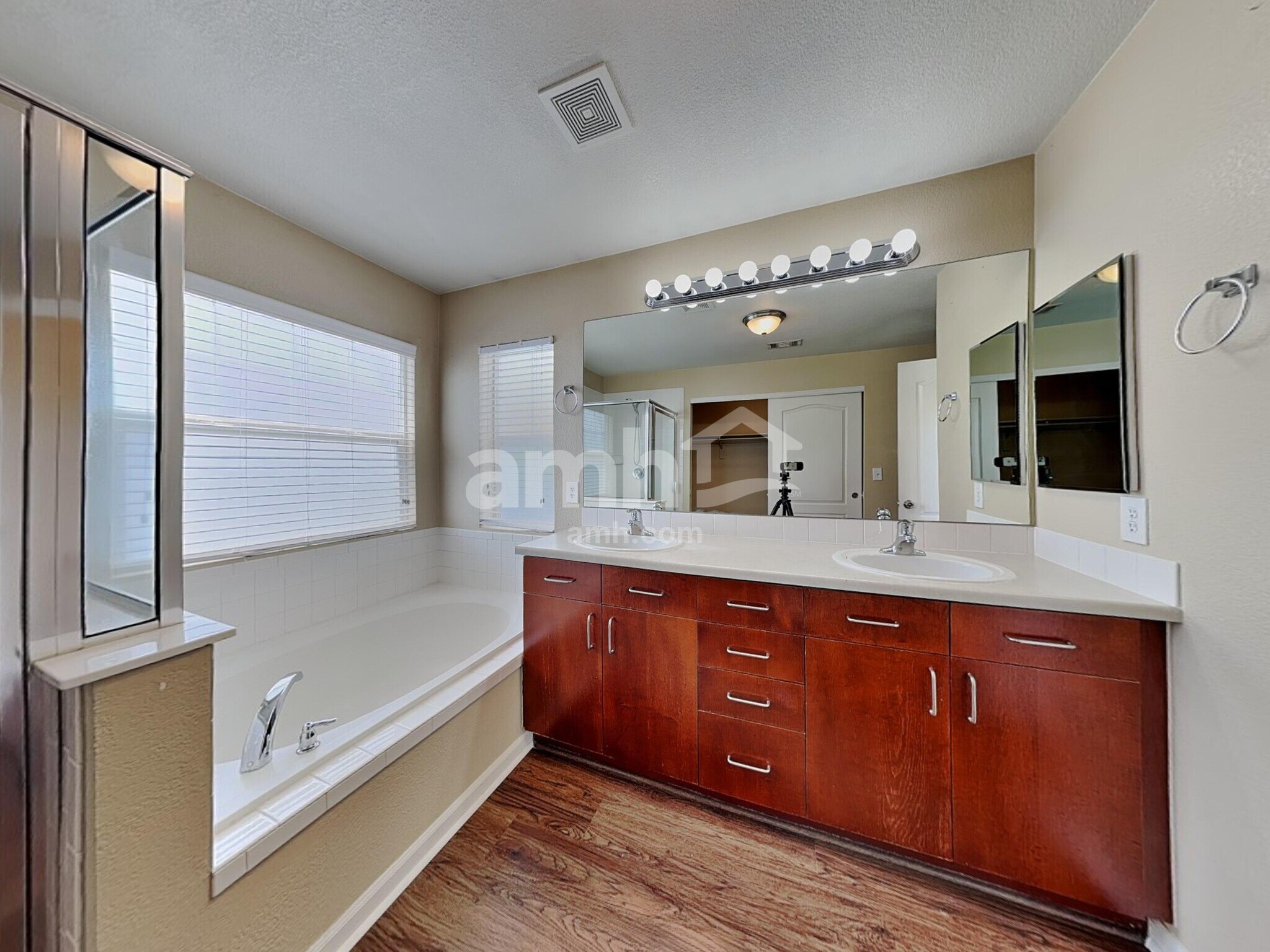 Building Photo - 10572 Vaughn Ct