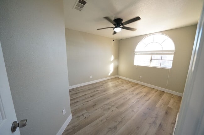 Building Photo - SHOWINGS AVAILABLE NOW