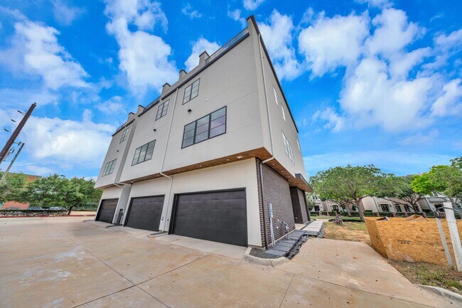 Building Photo - 1135 Lake Pointe Pkwy