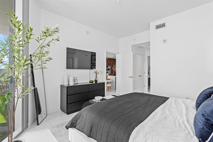 Building Photo - 851 NE 1st Ave