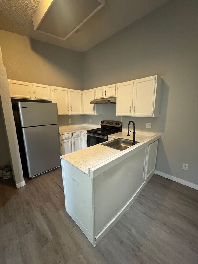 Building Photo - Studio Apartment in the Sable Cove Condominiums Community!  **Move-In Special**