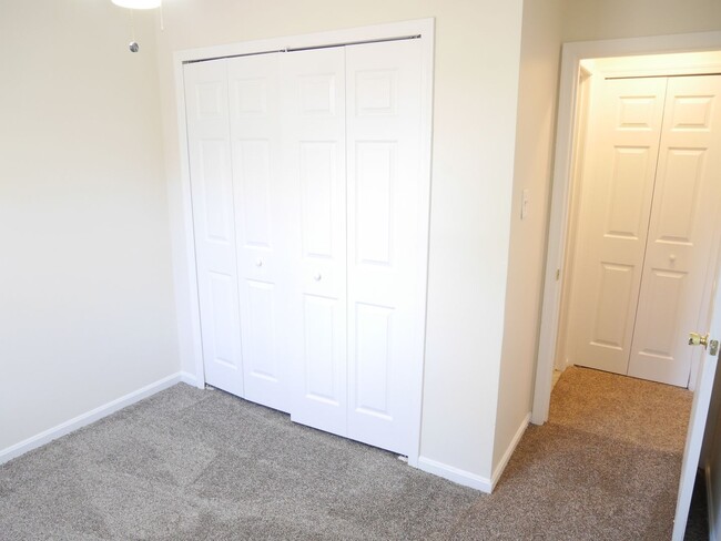 Building Photo - MOVED NOW & SAVE!! 3 Bedroom Townhome loca...