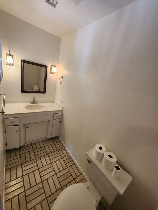 Building Photo - 4950 Rosehedge Dr