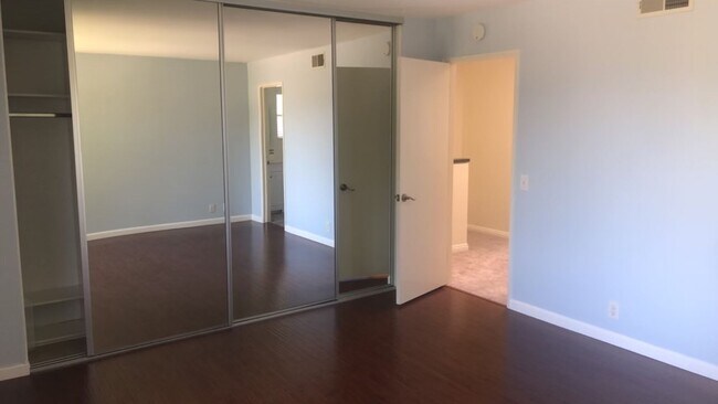 Building Photo - Charming 3 Bedroom, 2.5 Bath end unit Town...