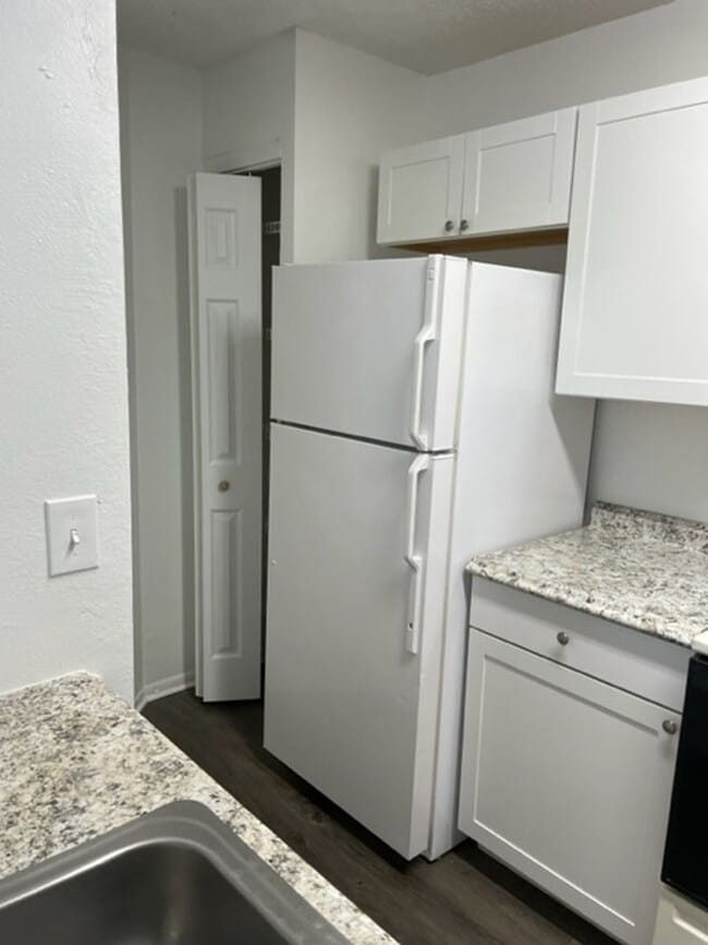 Building Photo - Landing - 633-107