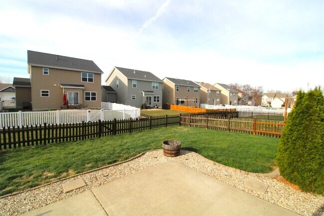 Building Photo - 221 Pecan Bluffs Dr