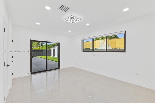 Building Photo - 19511 NE 18th Pl