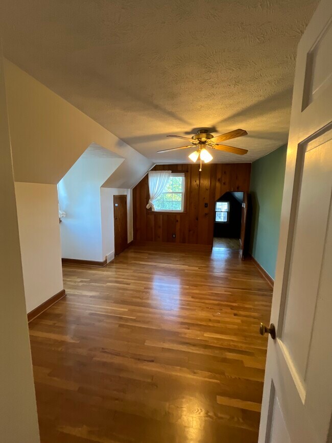 Building Photo - 510 Maple Dr