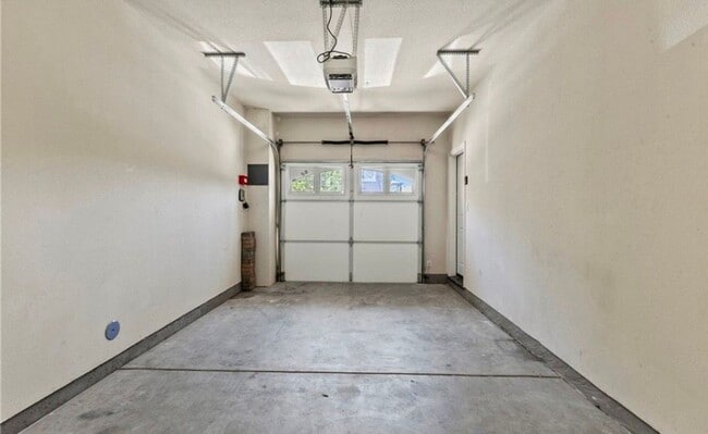 Building Photo - Spacious and Stylish 3 bedroom, 2.5  bath ...