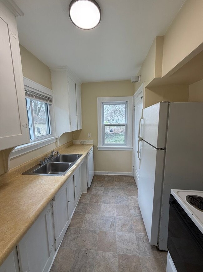 Building Photo - 2 Bed / 1 Bath House for Rent — Lansing, MI
