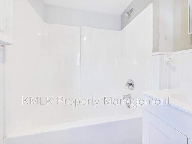 Building Photo - 701 Kling St
