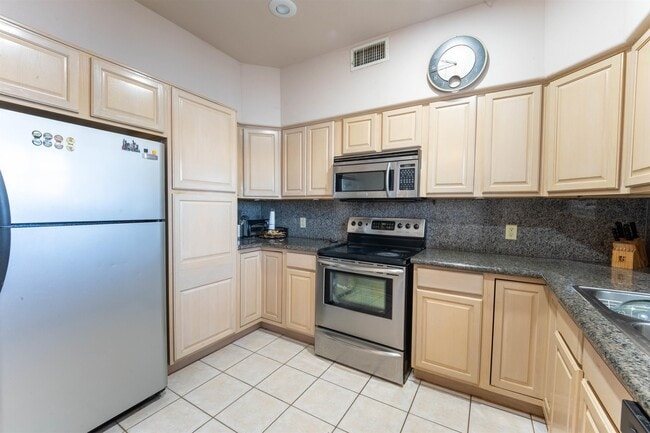 Building Photo - 7521 Country Club Dr