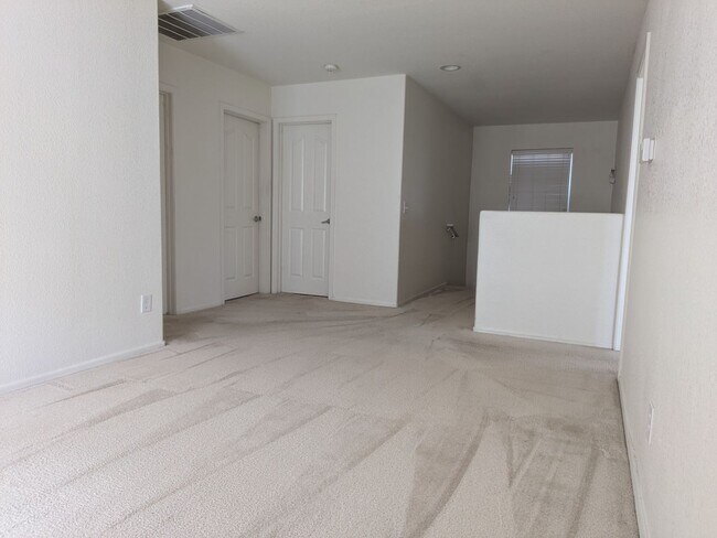 Building Photo - Northwest Beauty 3 Bedroom 3 Bath 2 Car garage