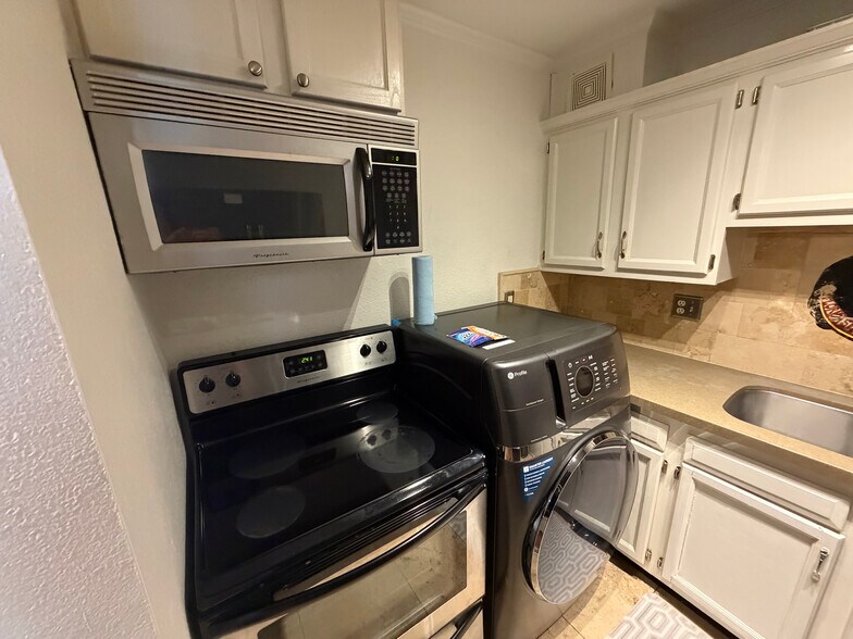 Building Photo - 405 Dunwoody St