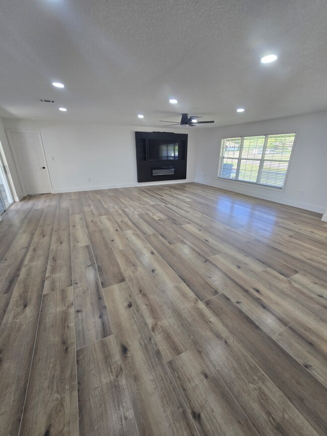 Building Photo - 383 Floral Dr