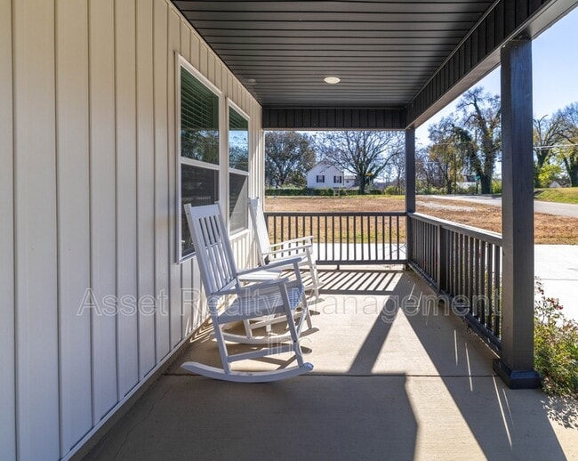 Building Photo - 205 Kingwood Rd