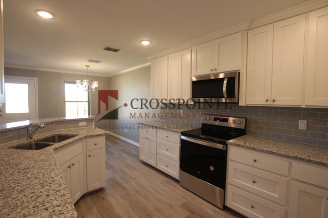 Building Photo - Beautiful 3 Bedroom 2 Bathroom Townhouse in South Tyler! Now offering 1st full month rent free!