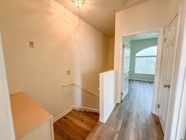 Building Photo - 2 Bedroom Townhome for Rent in Glendale.