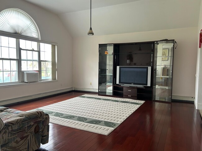 Building Photo - 1 Woodmere Pl