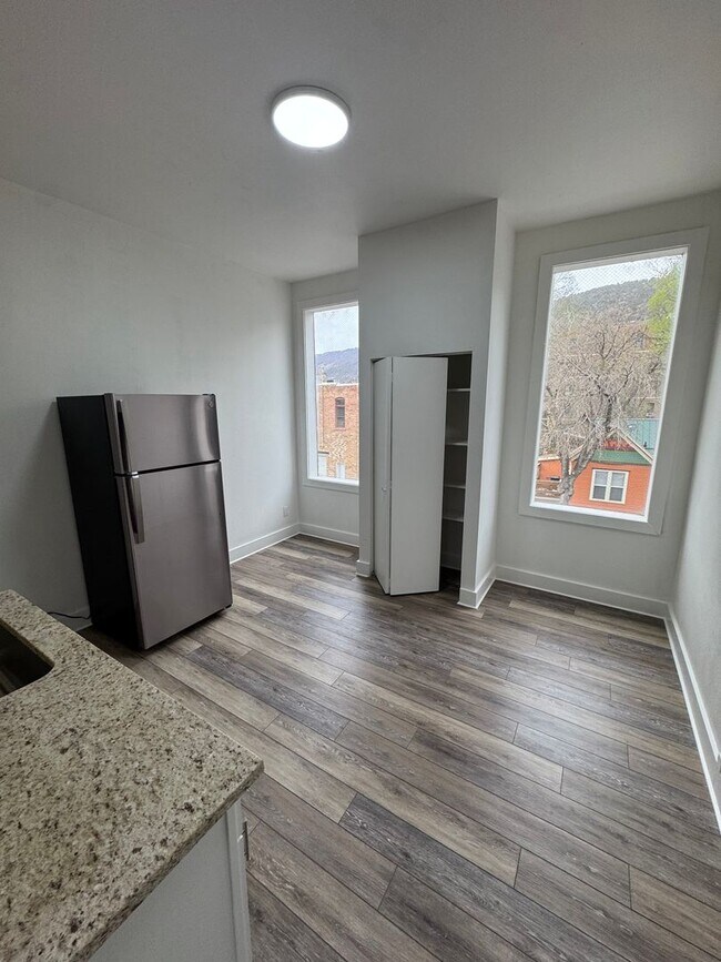 Building Photo - 412 8th St