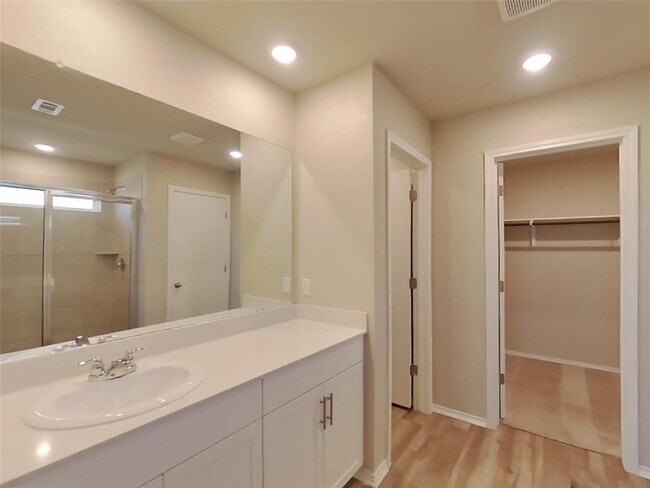 Building Photo - 5104 Saddle Clb Dr