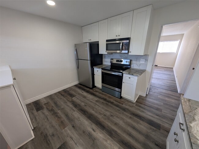 Building Photo - 2101 Fountain View Dr