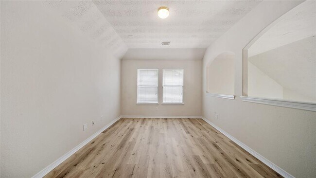 Building Photo - 9219 E Lakeside Dr