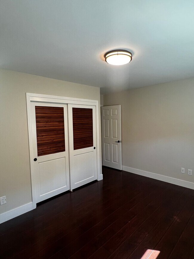 Building Photo - Remodeled Single Story 3 Bedroom/2 Bathroo...