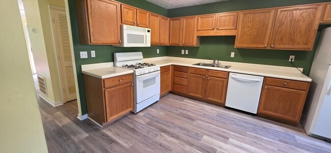 Building Photo - Townhome-New LVP Flooring throughout