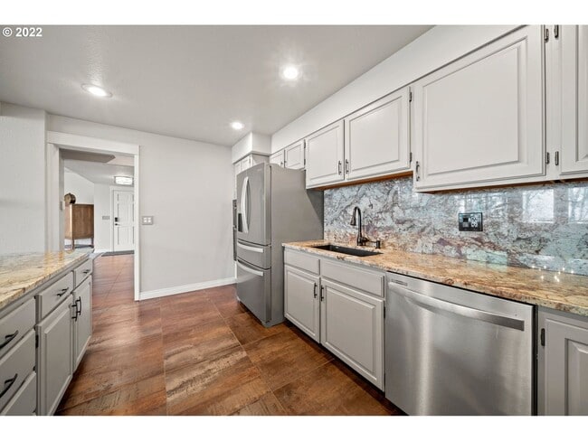 Building Photo - 5 bedroom 4 Bathroom Spectacular Townhome ~ Parking, A/C and More!