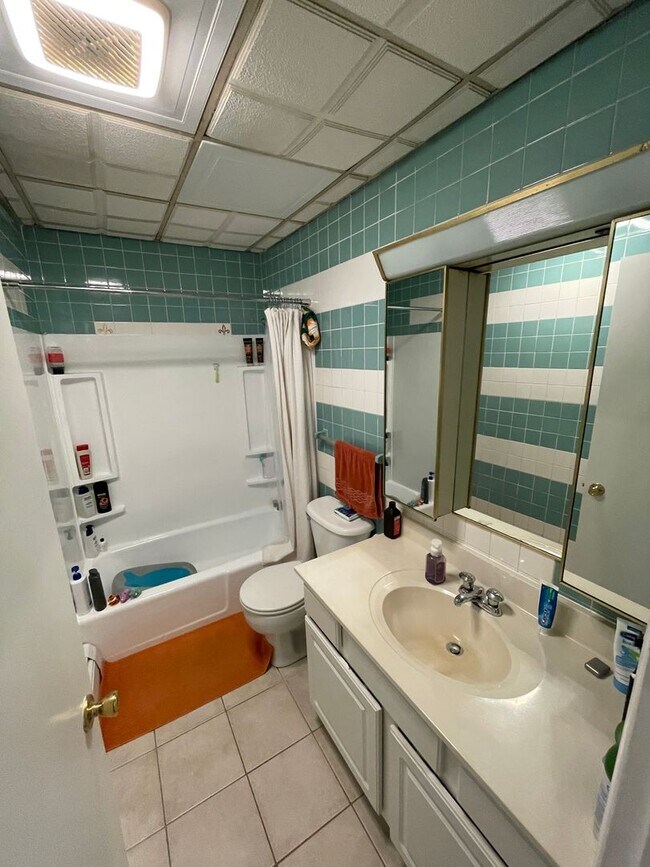 Building Photo - 642 N New St