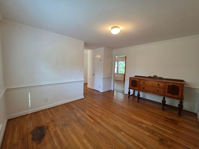 Building Photo - Larchmont