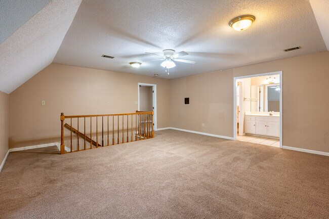 Building Photo - 4135 Knollcrest Cir N
