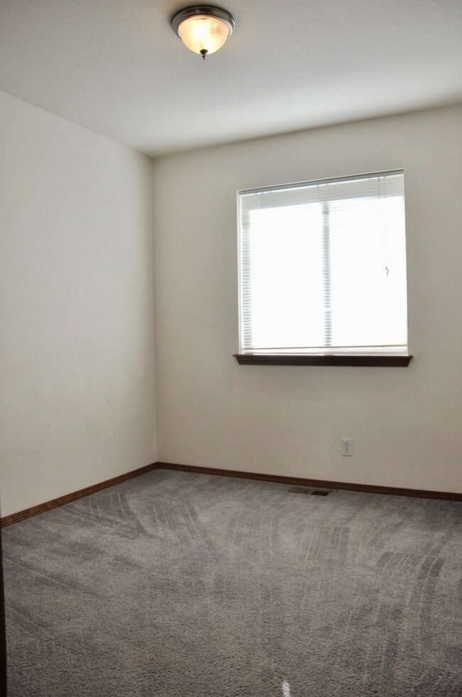 Building Photo - 3 bed 2 bath rancher with A/C