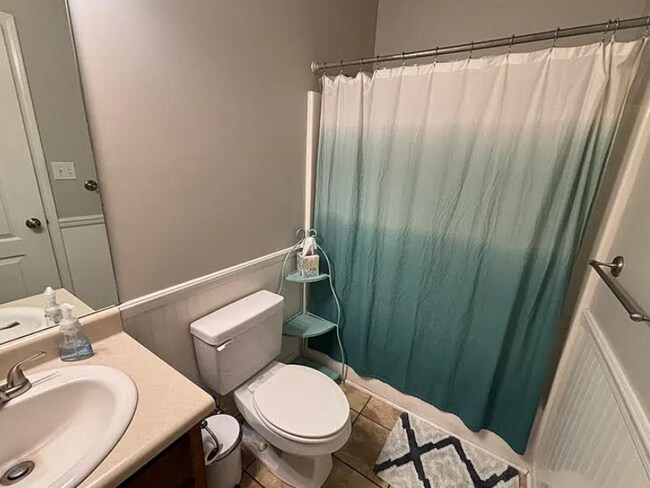 Building Photo - Spacious 4BR Home with Fireplace, Screened Porch & Privacy-Fenced Yard