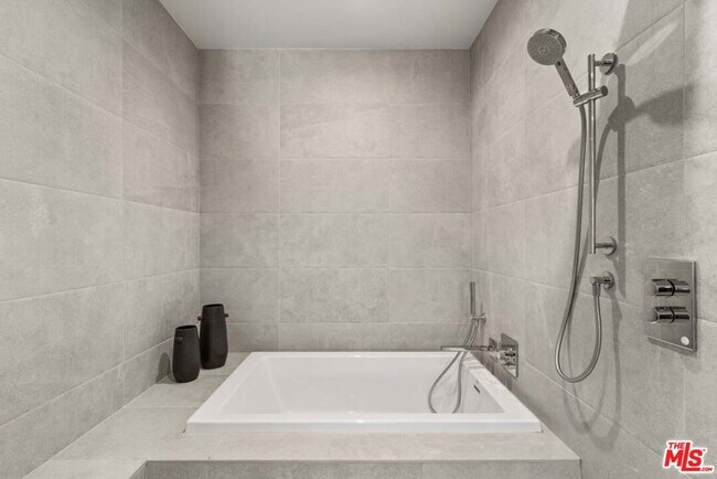 Building Photo - 728 N Sweetzer Ave