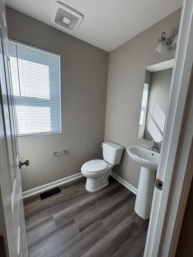 Building Photo - 2202 Pine Valley Dr