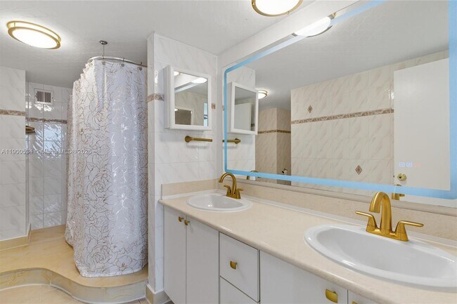 Building Photo - 1833 S Ocean Dr