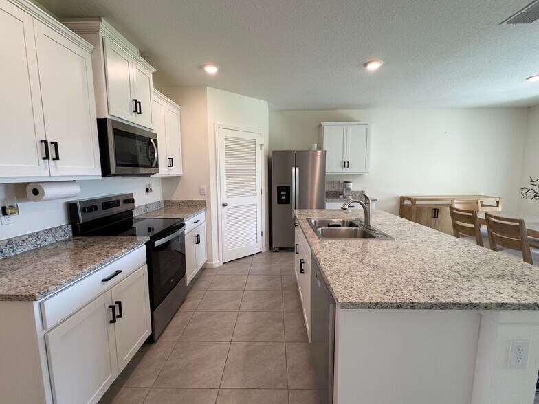 Building Photo - 946 Dugan CIR SE