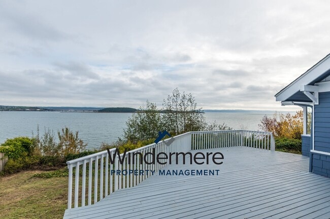 Building Photo - Three Bedroom, Two Bath Waterview