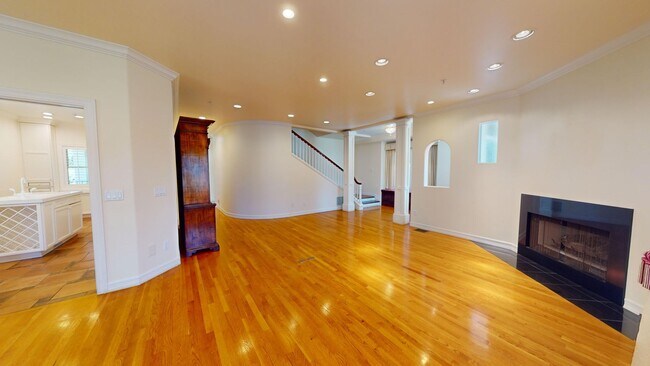 Building Photo - Spacious 4-bedroom 4.5 bath Home in a Gated Complex