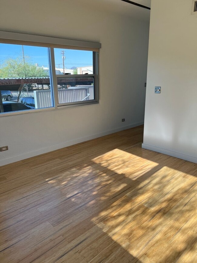 Building Photo - 1001 E 17th St