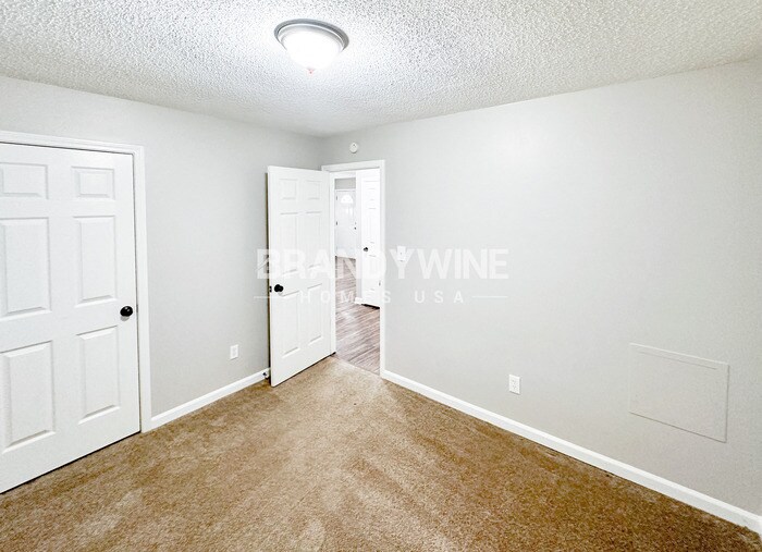 Building Photo - 201 Brooke Dr